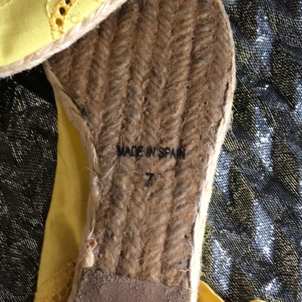 Beautiful Nina brand yellow ankle tie ups! NWOT. - Picture 4 of 4